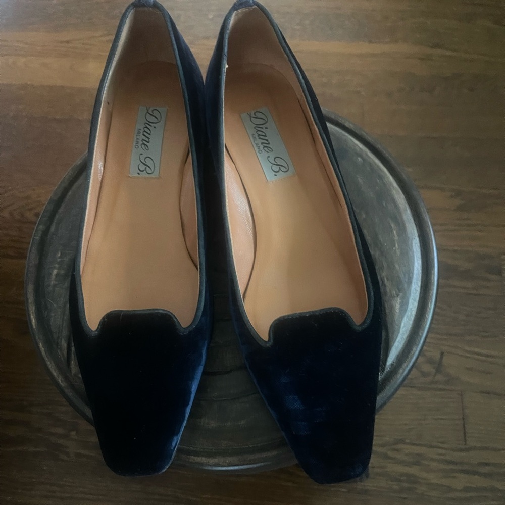Navy velvet low heeled pump